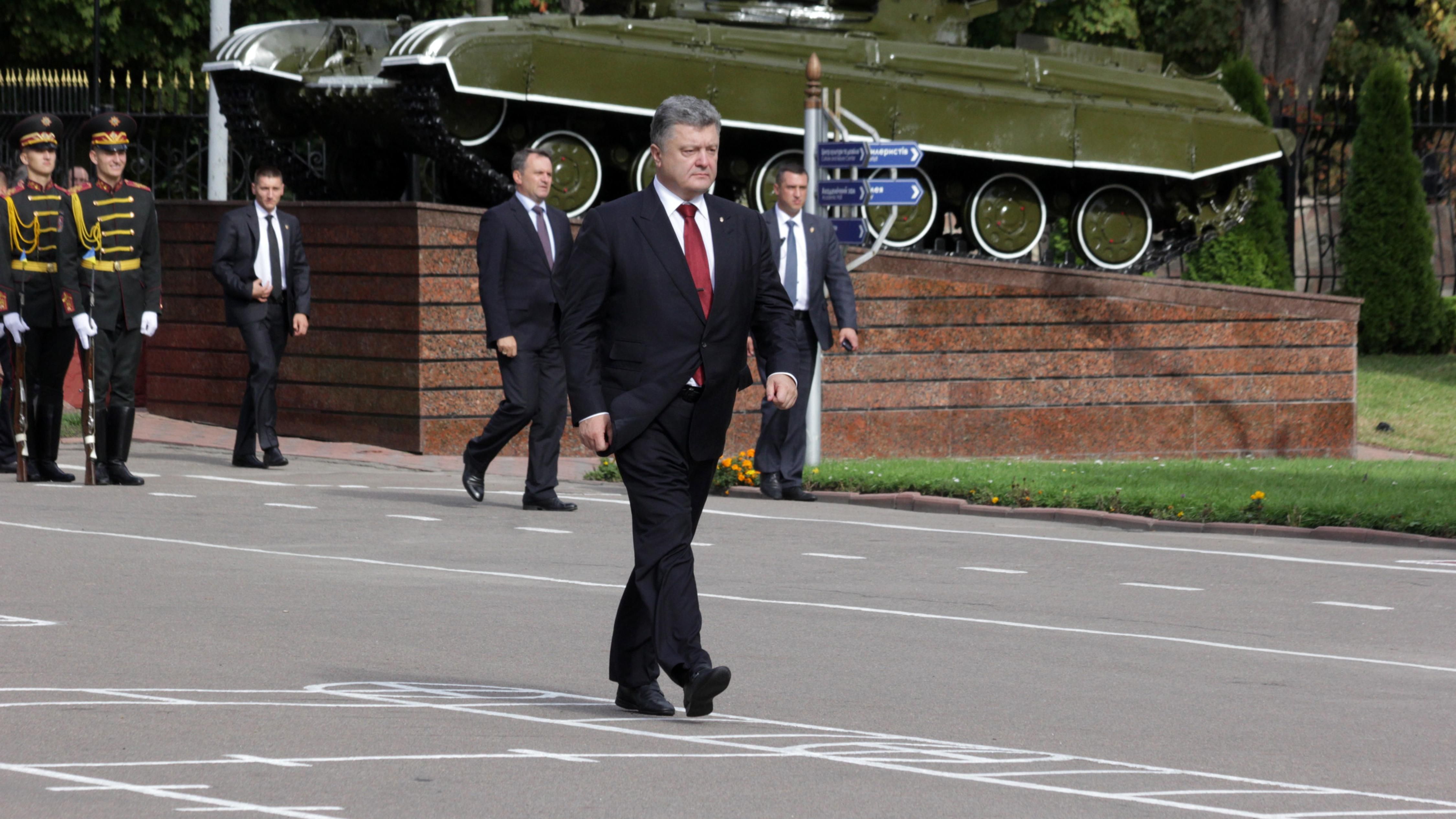 Порошенко добавил к своей декларации почти миллион гривен дохода Порошенко добавил к своей декларации почти миллион гривен дохода