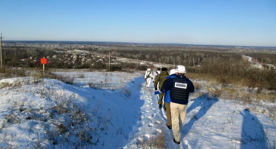 Бойовик на Донбасі погрожував спостерігачам автоматом: деталі інциденту Бойовик на Донбасі погрожував спостерігачам автоматом: деталі інциденту