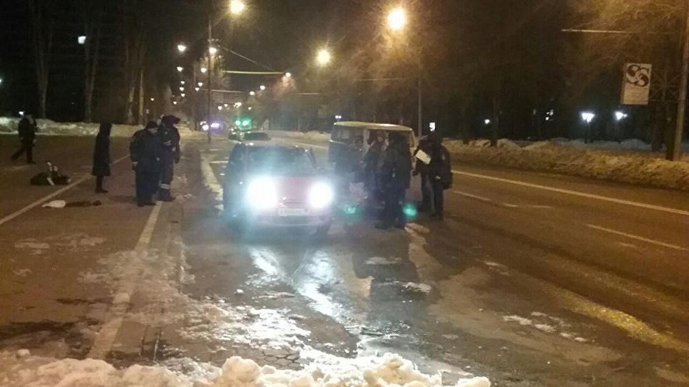 В центре оккупированного Донецка взорвался автомобиль: детали В центре оккупированного Донецка взорвался автомобиль: детали
