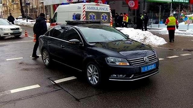 Автомобиль Порошенко сбил человека в Киева: видео ДТП
