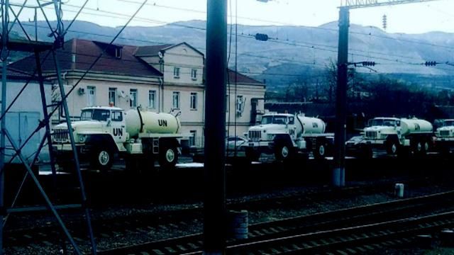 Росія готує серйозну провокацію: волонтери показали колону техніки з маркуванням ООН Росія готує серйозну провокацію: волонтери показали колону техніки з маркуванням ООН