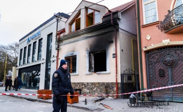 Поджог Общества венгров в Ужгороде: двум подозреваемым избрали меру пресечения