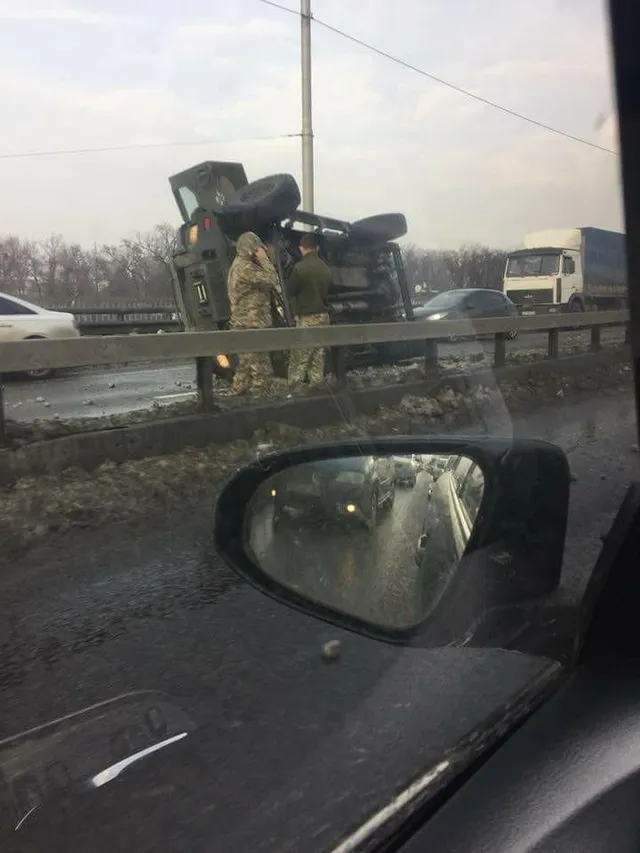 На мості у Києві перевернулась військова бронемашина
