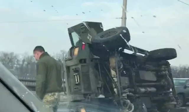 На мості у Києві перевернулась військова бронемашина