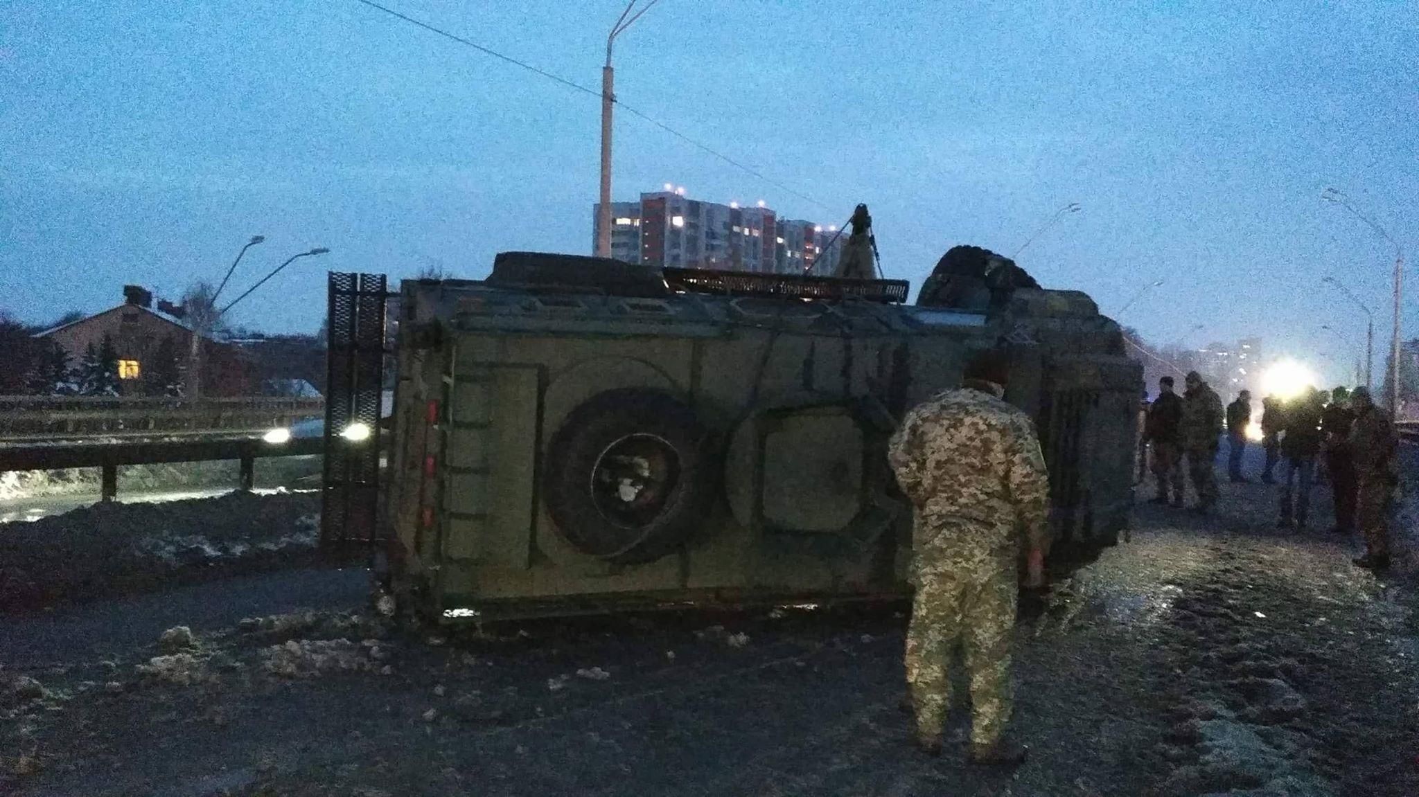 На мосту в Киеве перевернулась военная бронемашина: фото