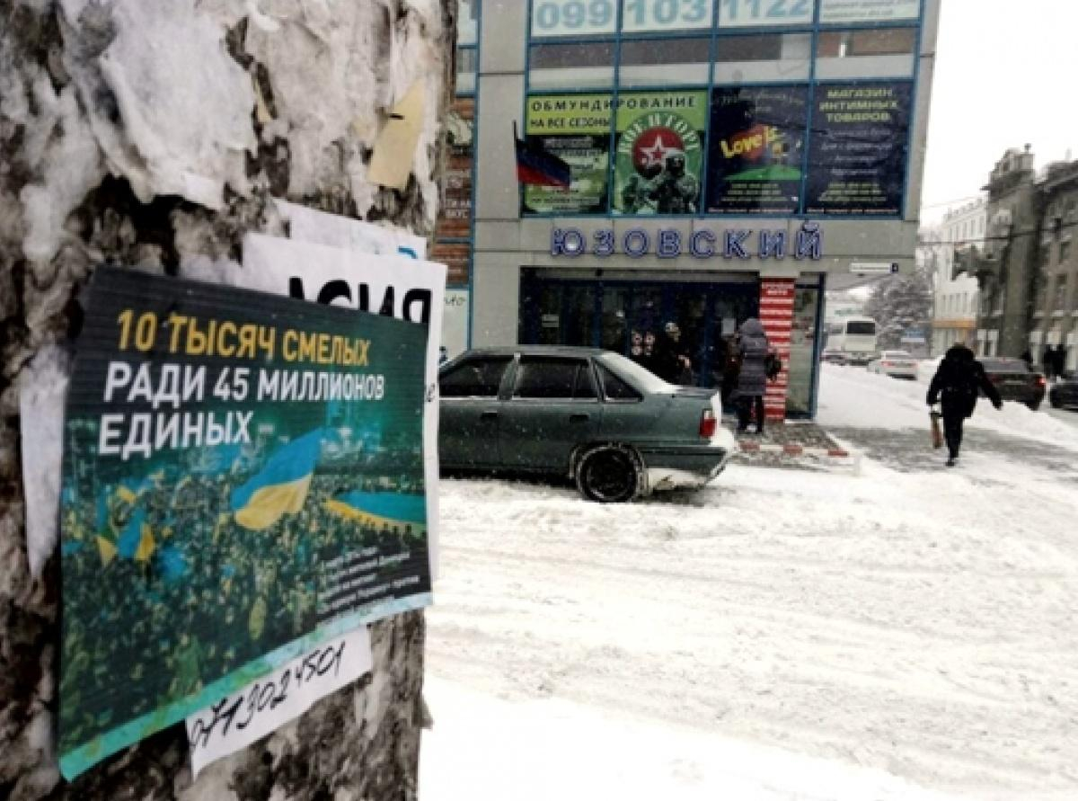 Окупований Донецьк заполонили проукраїнські листівки: є фото та відео