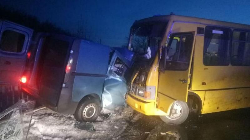 Під Кременчуком рейсовий автобус потрапив в аварію: є загиблий і поранені