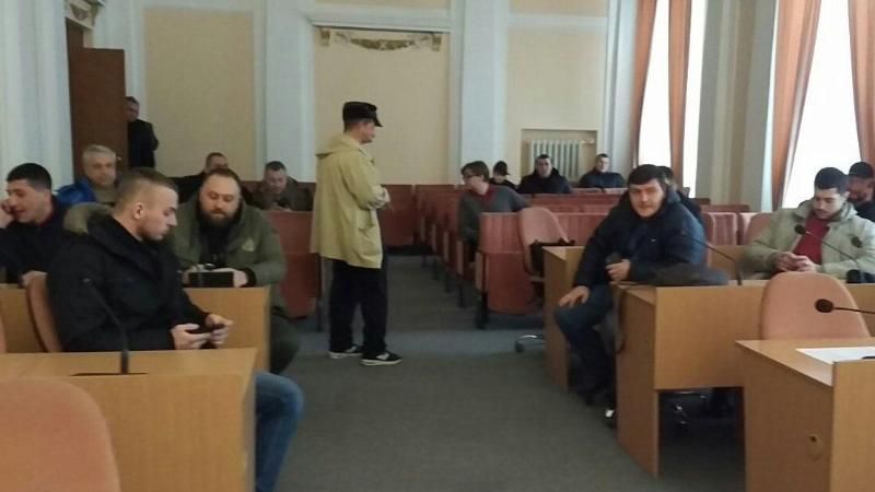 Активісти побили чиновника Полтави, той дав здачу: фото та відео Активісти побили чиновника Полтави, той дав здачу: фото та відео