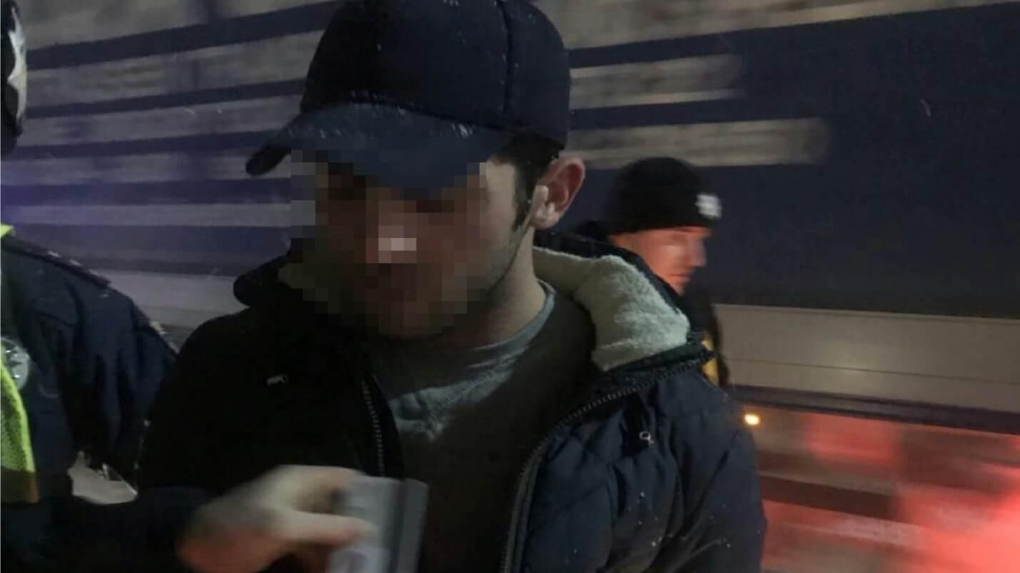 Четверо иностранцев с ножом напали на таксиста в Киеве и похитили его автомобиль