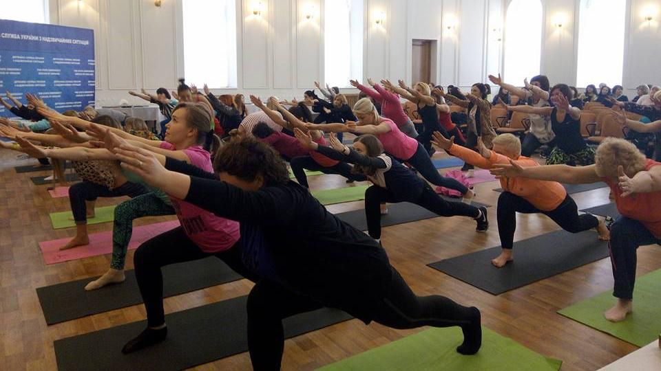 Йога замість святкового концерту: як в ДСНС "декомунізували" 8 березня Йога замість святкового концерту: як в ДСНС "декомунізували" 8 березня