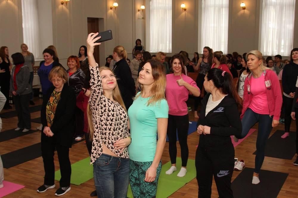 Йога вместо праздничного концерта: как в ГСЧС "декоммунизировали" 8 марта Йога вместо праздничного концерта: как в ГСЧС "декоммунизировали" 8 марта