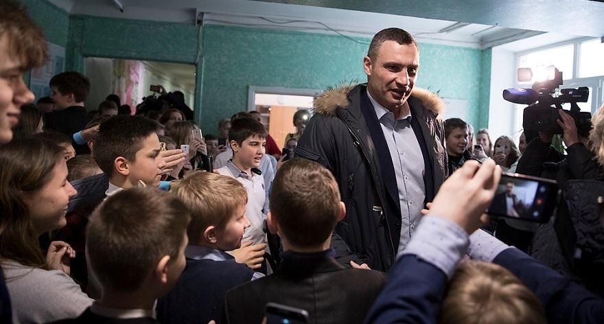 Кличко: Місто каратиме підрядників, які зривають терміни реконструкції закладів освіти Кличко: Місто каратиме підрядників, які зривають терміни реконструкції закладів освіти