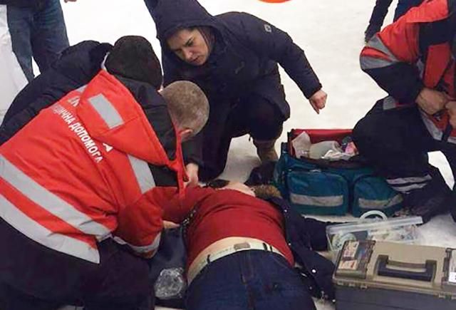 В Києві на вулиці раптово померла жінка: фото з місця події В Києві на вулиці раптово померла жінка: фото з місця події