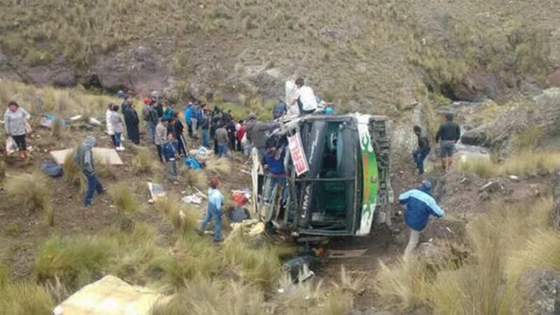 У Перу знову жахлива трагедія з пасажирським автобусом: моторошні кадри