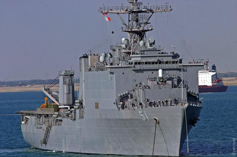 Большой десантный корабль США вошел в Черное море: фото