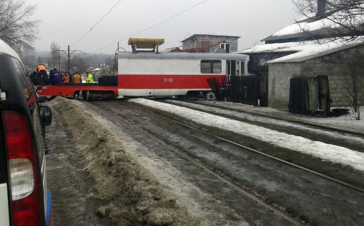 В окупованому Донецьку трамвай зійшов з рейок і врізався в будинок: фото