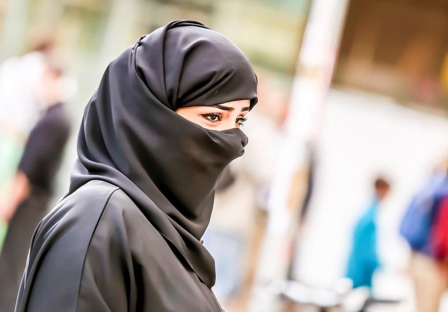 В Ірані жінка на публіці зняла хіджаб і на 2 роки потрапила за ґрати