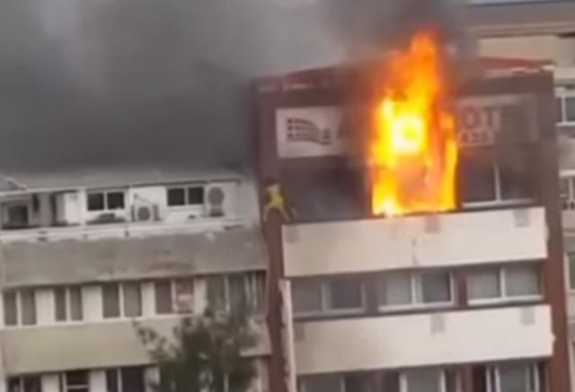 У Туреччині двоє жінок впали з балкону готелю, охопленого вогнем: відео