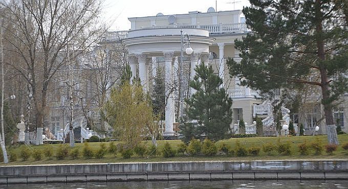 Возле имения Порошенко застрелился полицейский: известны детали