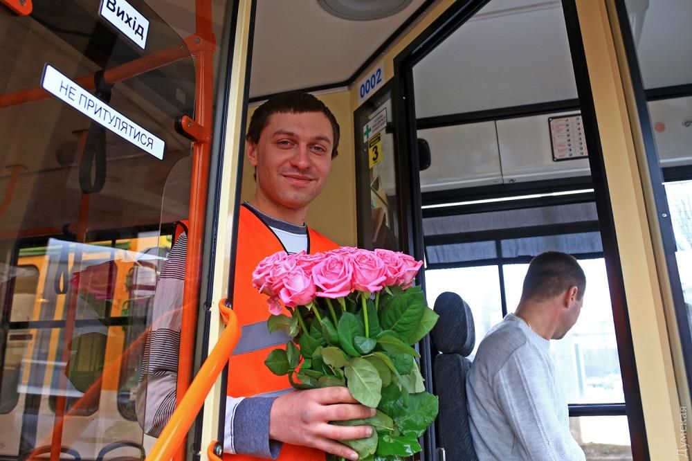 В Одессе к 8 марта запустили праздничный троллейбус, в котором женщины ездят бесплатно: фото