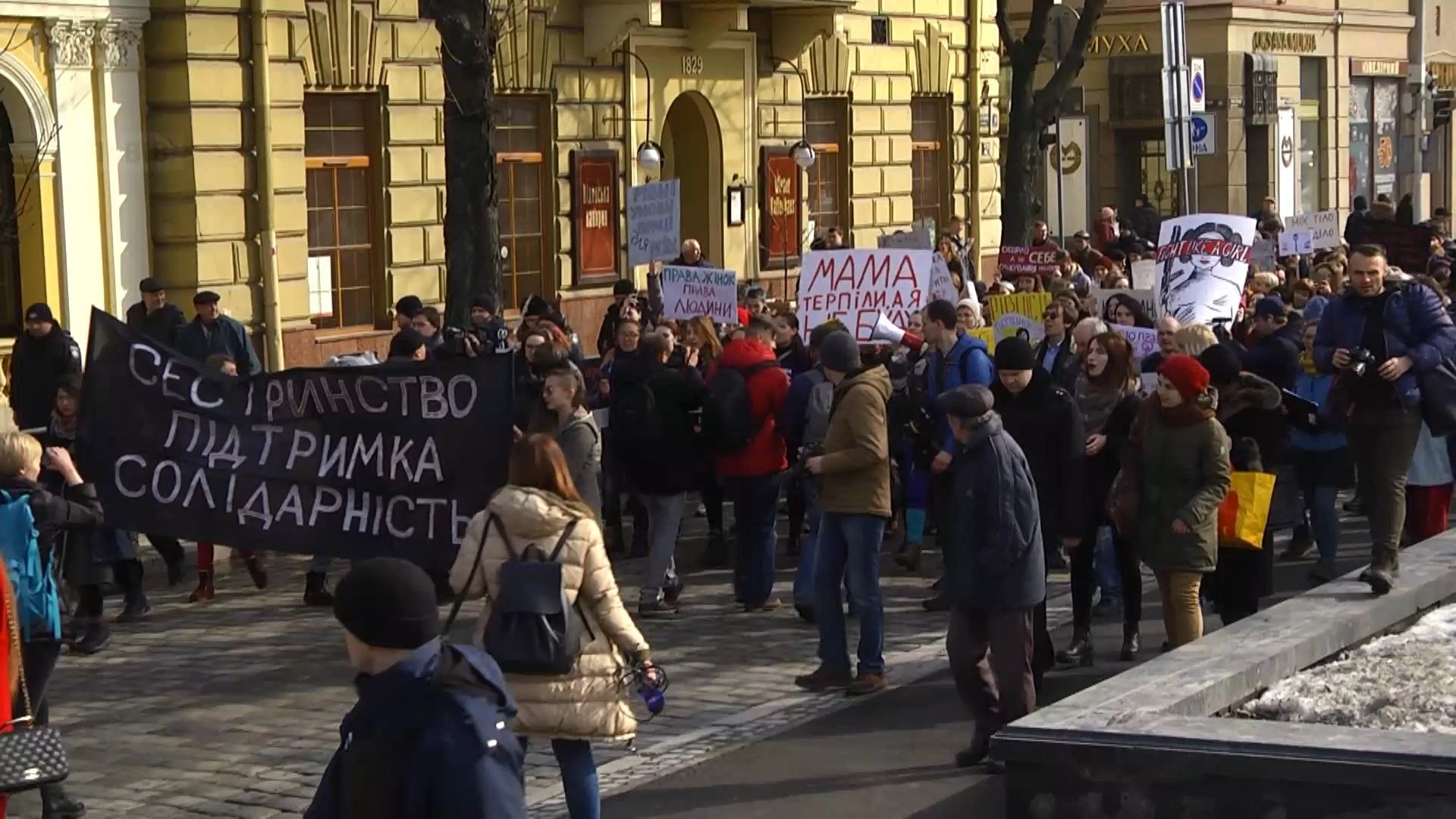 У Львові пройшли феміністичний і антифеміністичний марші