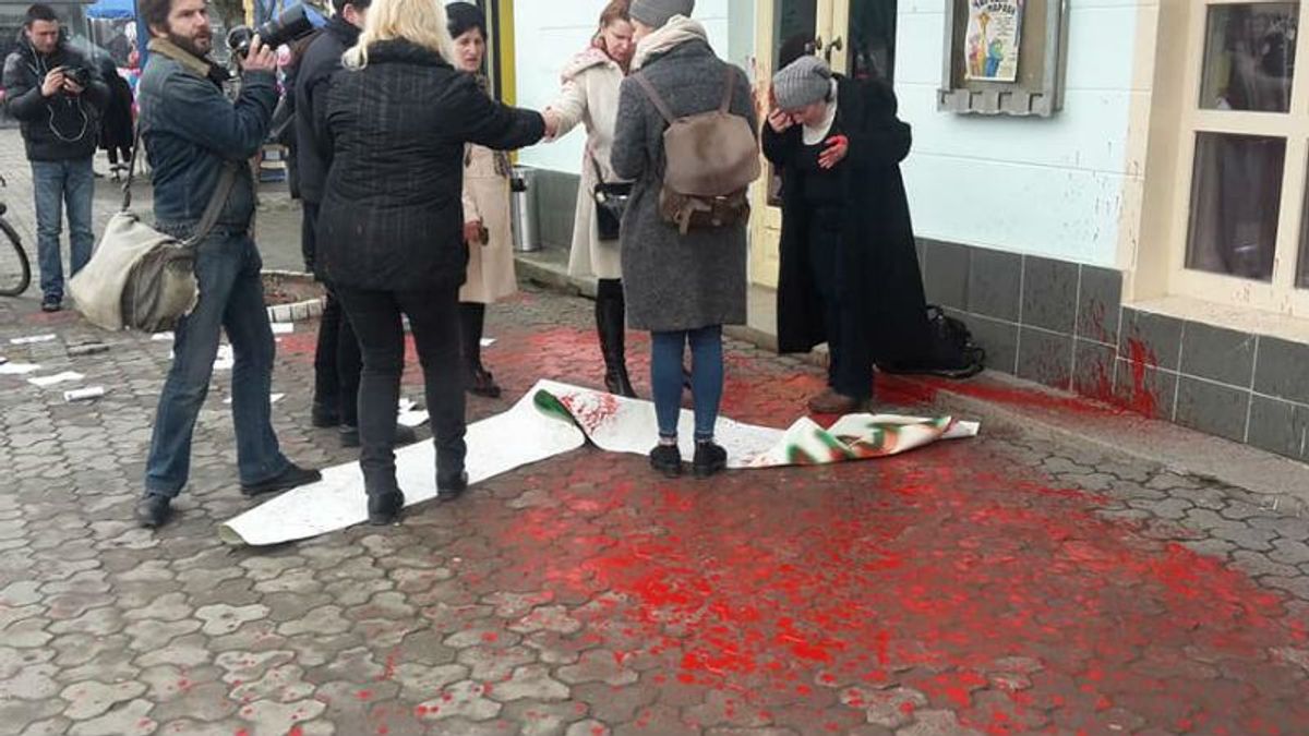 В Ужгороде активисток облили "кровью": полиция задержала 6 человек В Ужгороде активисток облили "кровью": полиция задержала 6 человек
