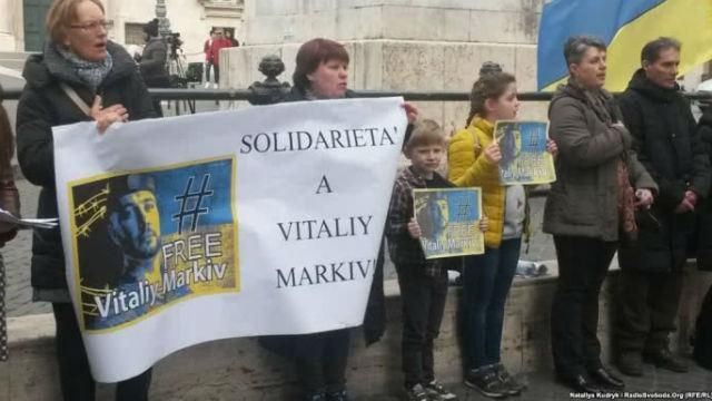 Украинцы устроили акцию протеста в Риме: фото Украинцы устроили акцию протеста в Риме: фото