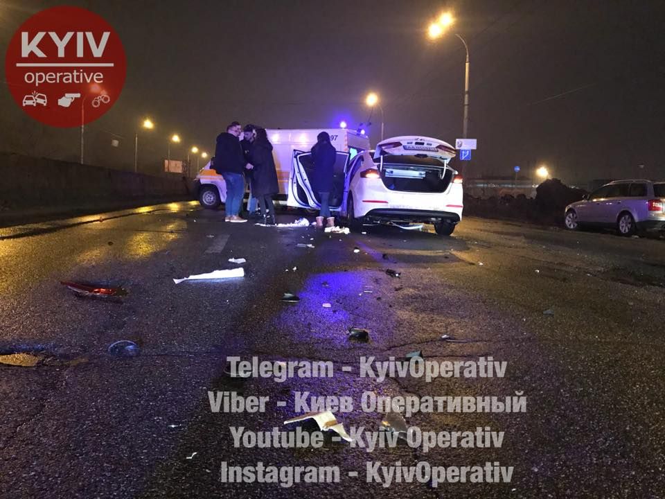 У Києві біля торгівельного центру трапилася потрійна ДТП: фото У Києві біля торгівельного центру трапилася потрійна ДТП: фото