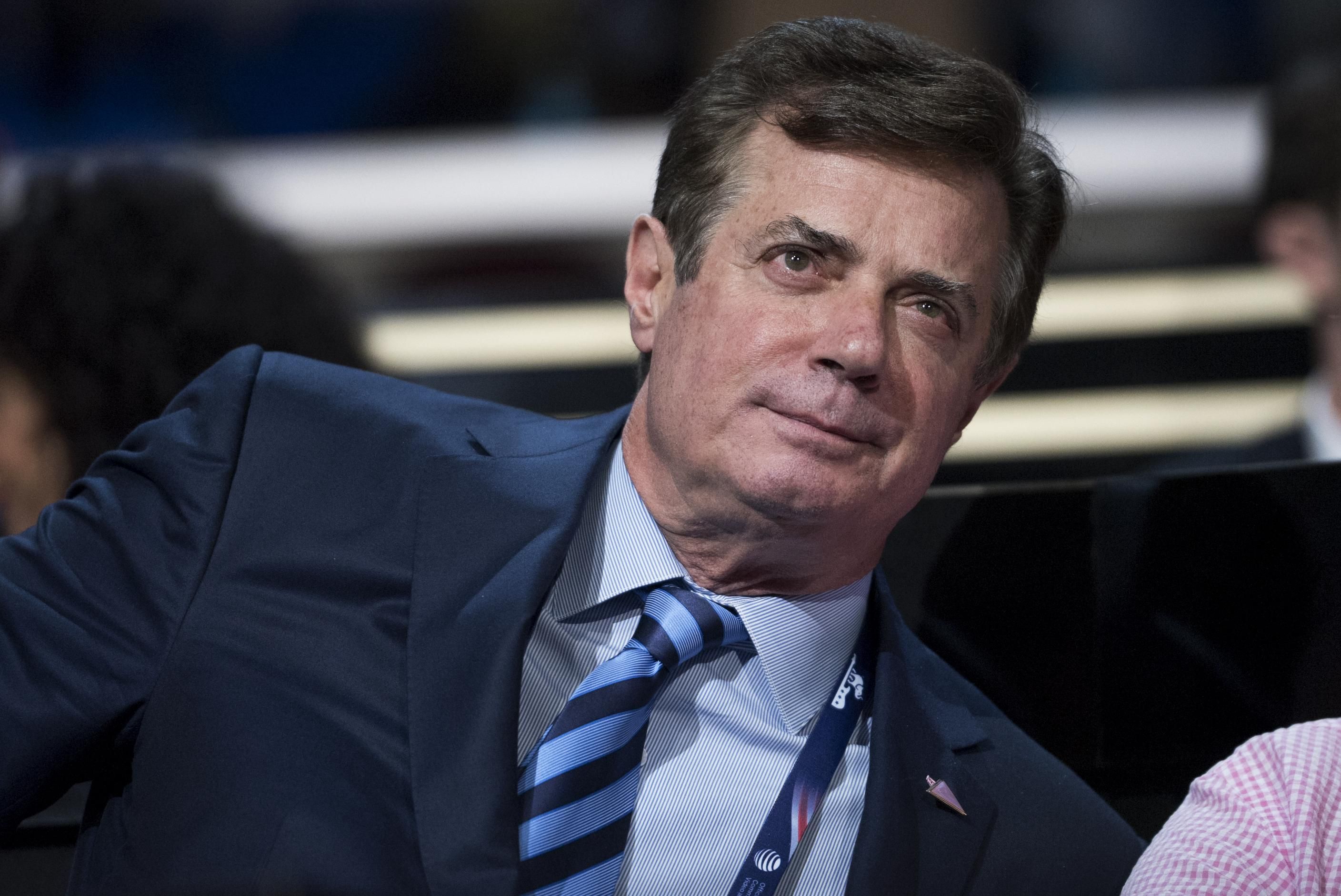 У Манафорта під стінами суду в США кинули прапор Росії: відео