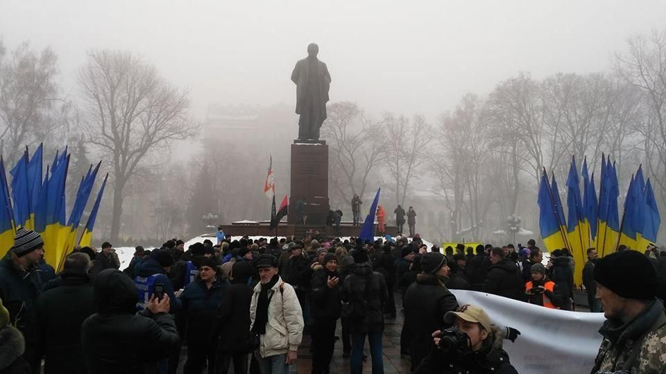 Мітинг у Києві: активісти прорвалися до пам’ятника Шевченку, куди має приїхати Порошенко