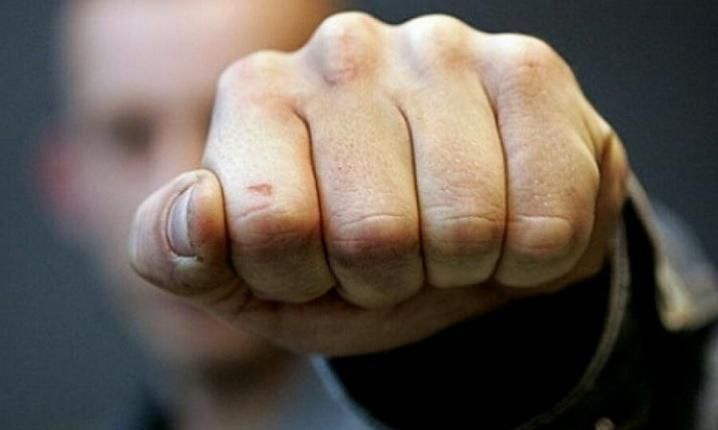 На Волині група підлітків побила бійця, який приїхав з Донбасу На Волині група підлітків побила бійця, який приїхав з Донбасу