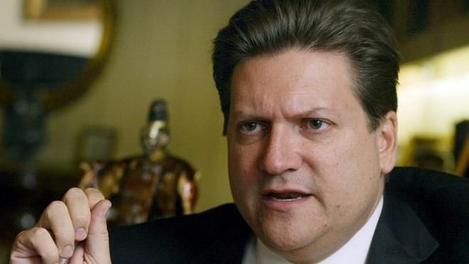 В США сенатору запретили обниматься на работе В США сенатору запретили обниматься на работе