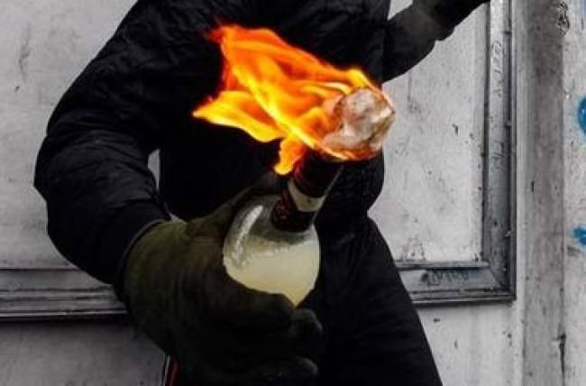 Нардеп Левченко намагався метнути "коктейль Молотова" у комунальників у Києві