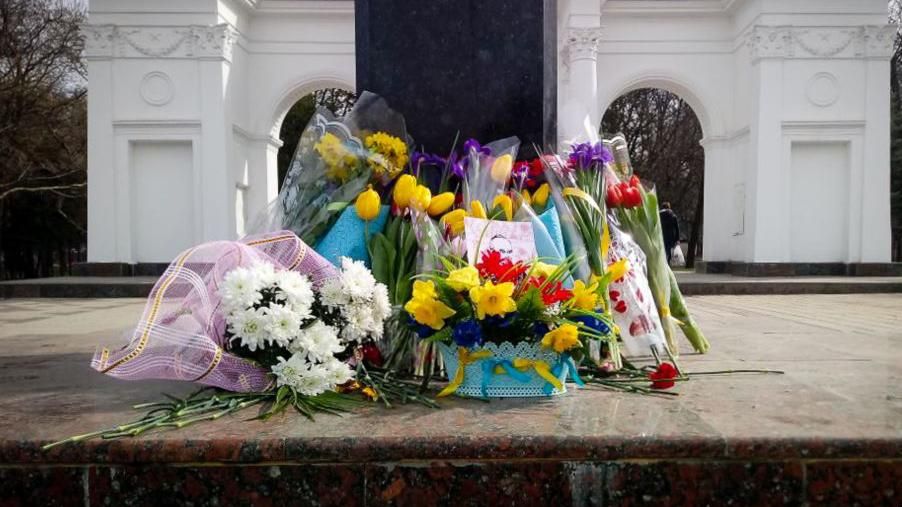 Сине-желтые ленты в аннексированном Крыму: на полуострове почтили Шевченко Сине-желтые ленты в аннексированном Крыму: на полуострове почтили Шевченко