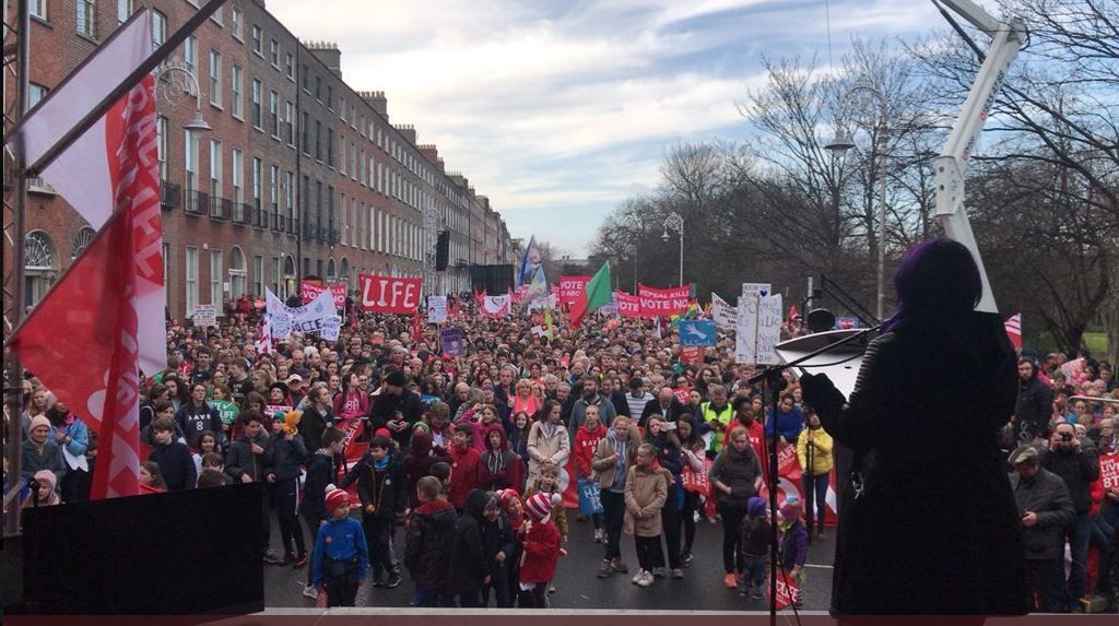 В Дублине тысячи людей вышли на протесты против абортов
