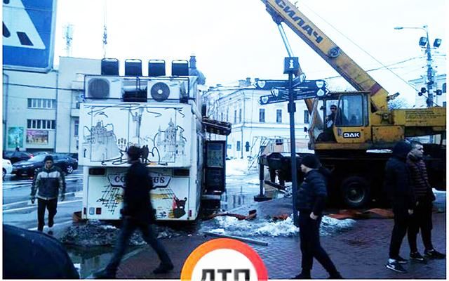 В Киеве неизвестные в масках разбили ряд киосков и украли несколько МАФов