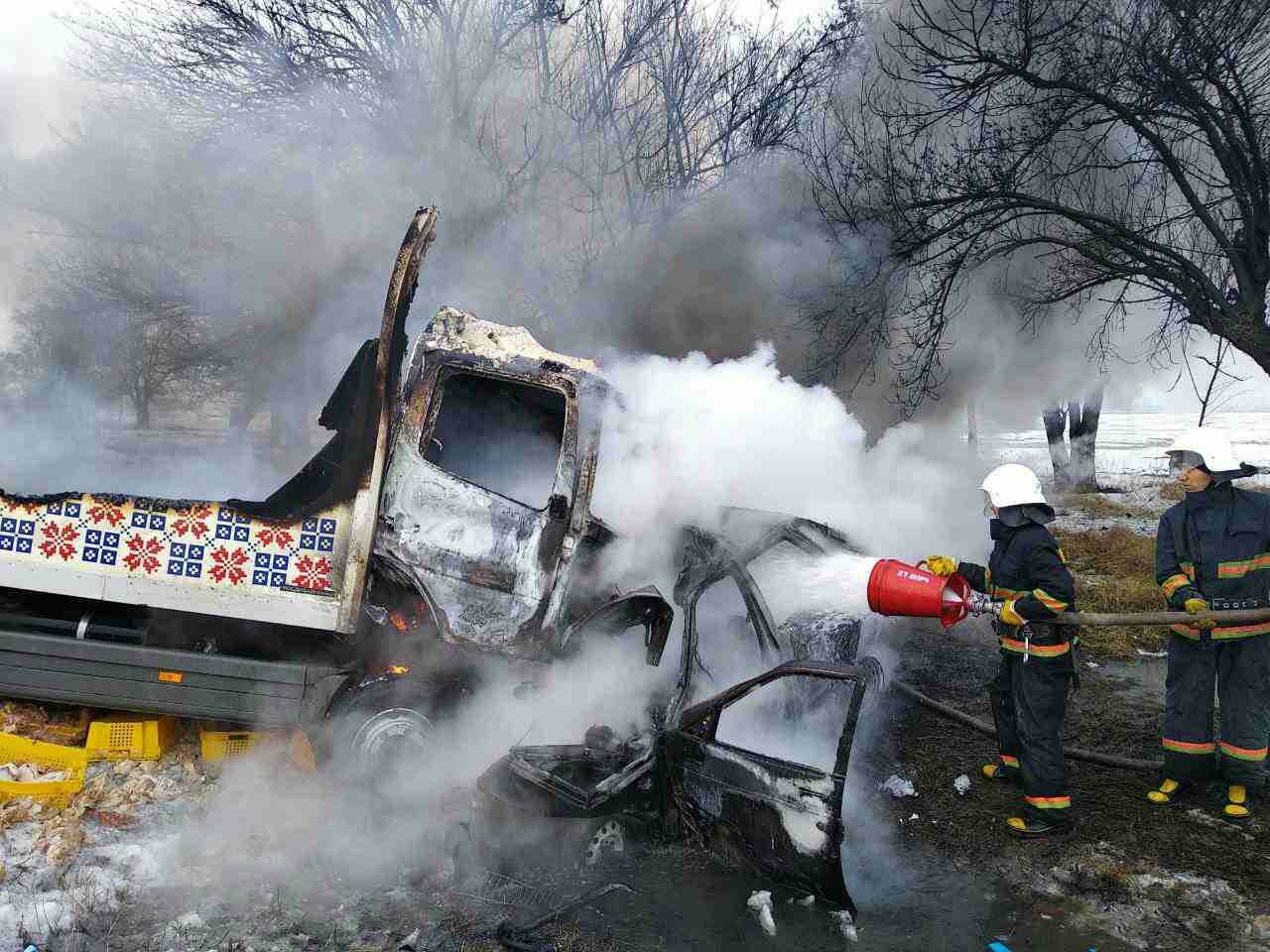 На Дніпропетровщині вантажівка влетіла у легковик, троє людей загинули На Дніпропетровщині вантажівка влетіла у легковик, троє людей загинули
