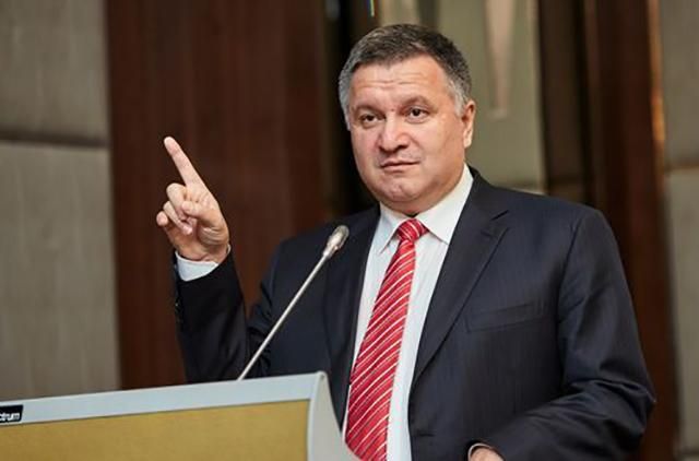 Активісти вирушили до будинку Авакова в Києві: відео Активісти вирушили до будинку Авакова в Києві: відео