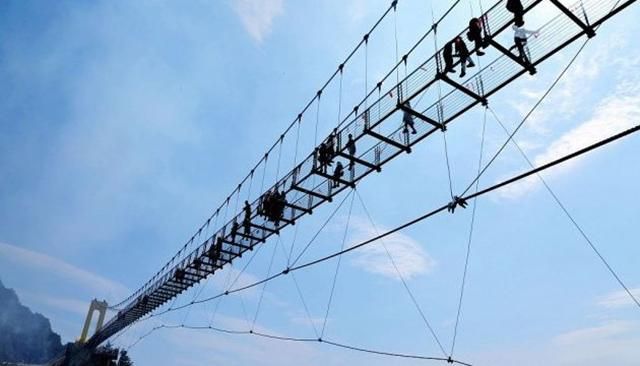 У Китаї відкрили найвищий скляний міст: захопливі фото