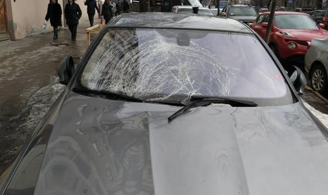 В Києві брила льоду розтрощила скло дорогого авто: фото