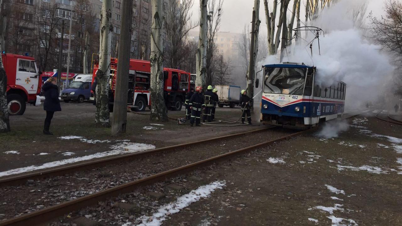 В Запорожье загорелся трамвай с пассажирами: фото и видео с места пожара