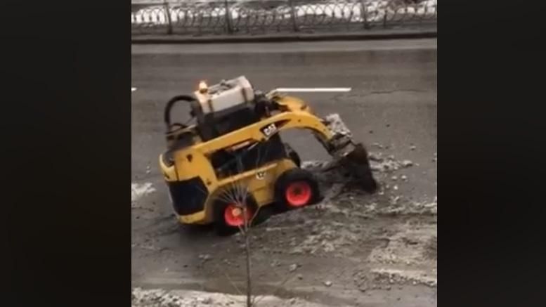 У мережі показали "ноу-хау" для прибирання снігу у Києві
