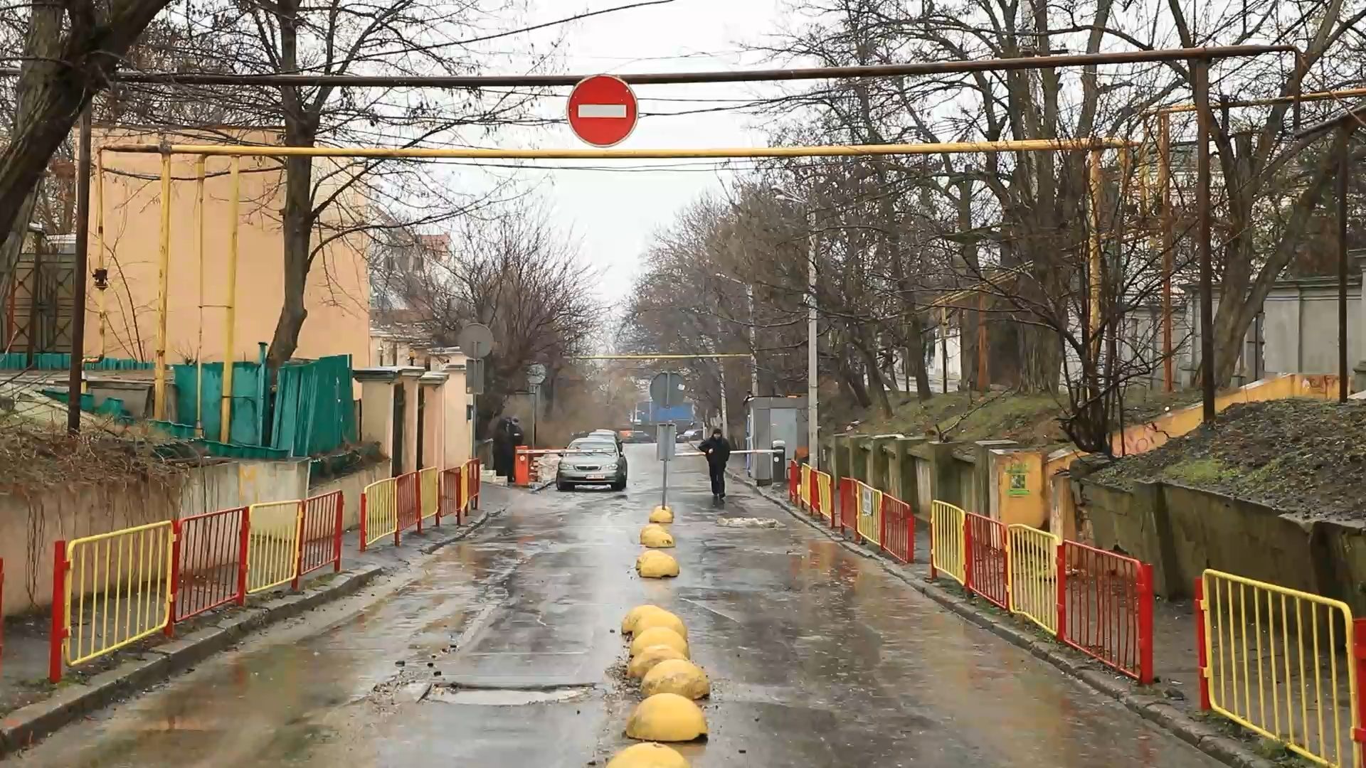 Активісти в Одесі встановили шлагбаум через платну стоянку біля моря