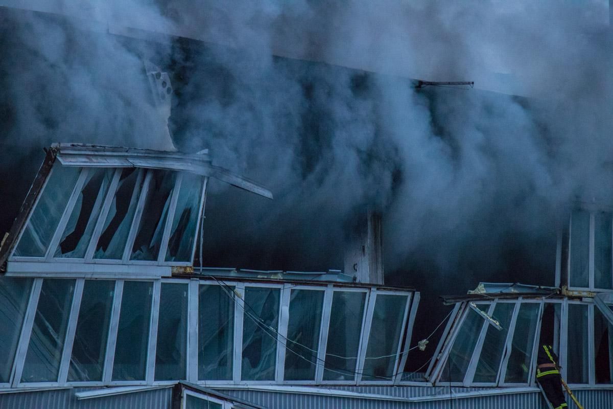 Масштабну пожежу на складах у Києві ліквідували Масштабну пожежу на складах у Києві ліквідували
