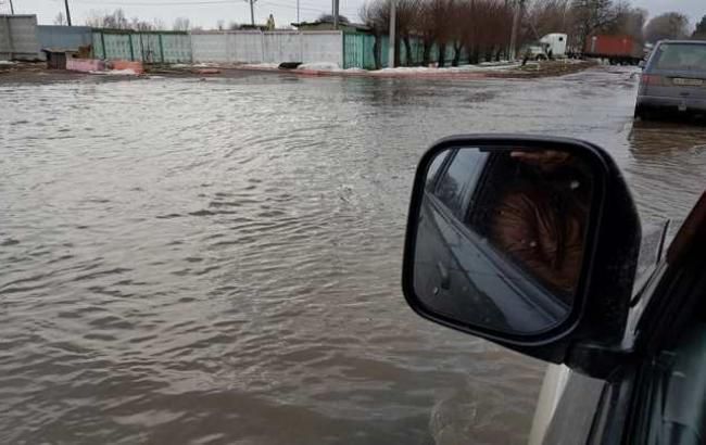 Водії "перепливали" дорогу на авто під Києвом: приголомшливі фото та відео