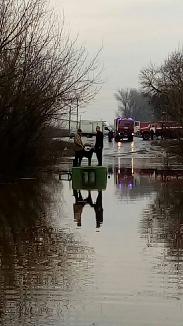 Біля села Крюківщина серйозно затопило дорогу Біля села Крюківщина серйозно затопило дорогу