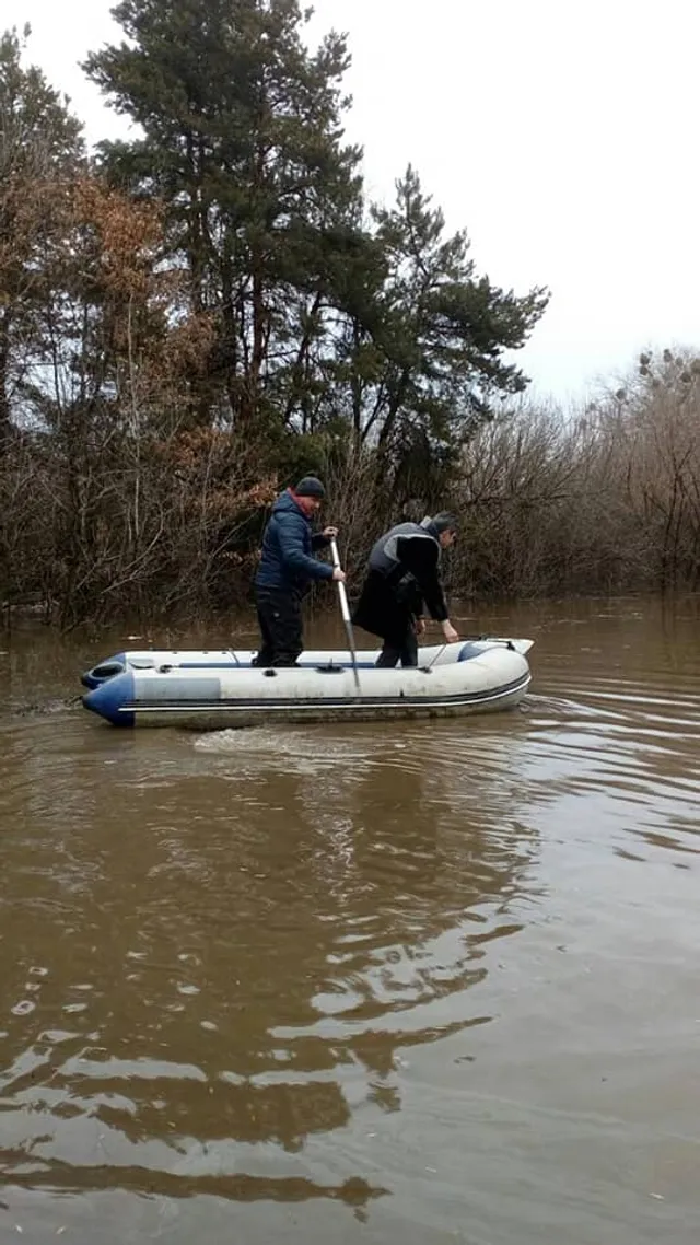 Біля села Крюківщина авто не змогло подолати броду Біля села Крюківщина авто не змогло подолати броду