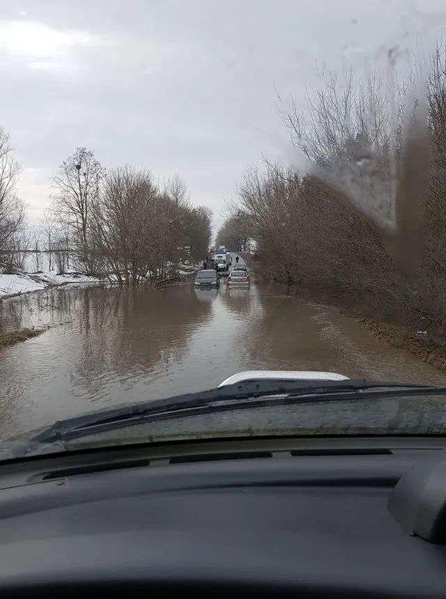 Біля села Крюківщина серйозно затопило дорогу