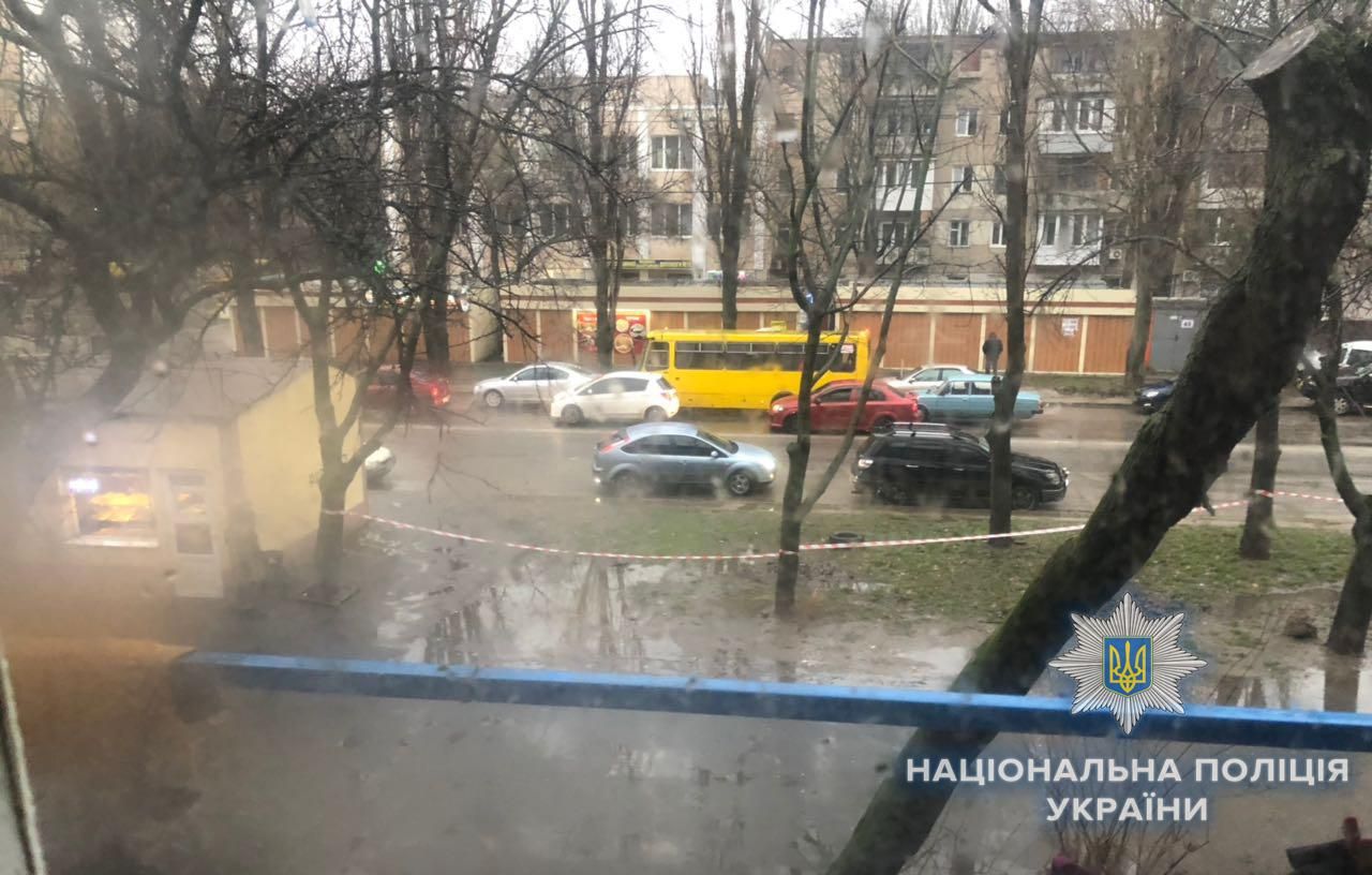 В Одесі п'яничка з вікна квартири стріляв по перехожих В Одесі п'яничка з вікна квартири стріляв по перехожих