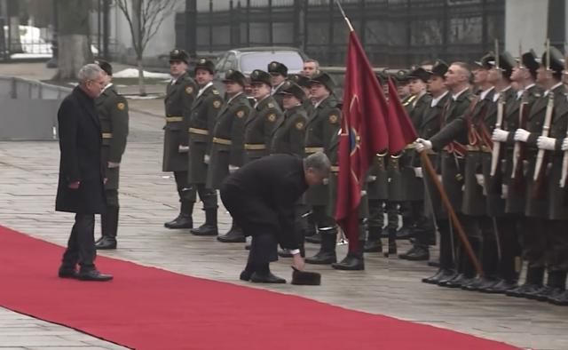 С солдатом почетного караула случился курьез во время встречи Порошенко с Ван дер Белленом